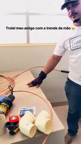 Fim a trend da mão com meu amigo 😂😂😂 #trendingvideo  #comediahumor  #trends 