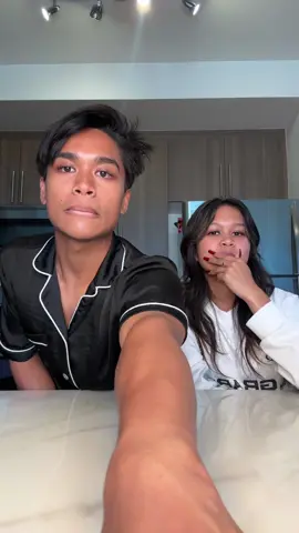 WHO MADE THIS TREND BYE 😩 @Lexy #yellowheartstrend #yellowhearts 