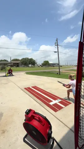 Memorial Day workout 💪🏼 she's got a goal and it's getting closer and closer so she's gotta put in the work and prep for success each day to get there! Today was timing focus on slapping and switching 💪🏼🥎 #softball 