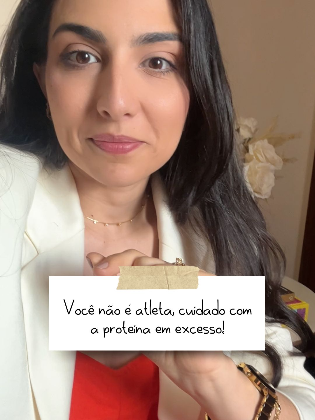 Proteína é fundamental para o emagrecimento, mas cuidado com o excesso! ⚠️ Isso não significa que toda vez que você for na casa da sua avó precisa levar sua marmita, seu ovo ou seu whey. Você não é atleta, e quem está em tratamento para obesidade precisa de uma rotina alimentar que faça sentido para a sua vida. A proteína ideal é aquela que seu corpo digere bem, que você gosta de comer e que se encaixa na sua rotina sem estresse. Você não precisa se fantasiar de atleta para emagrecer de forma saudável e sustentável. Quer orientação personalizada para montar uma alimentação prática e eficaz? 👉🏻 Agende sua consulta comigo — link na bio! (da rede vizinha @dralailadias) #nutrologabh #nutrologiabh #nutrologobelohorizonte #whey #wheyprotein