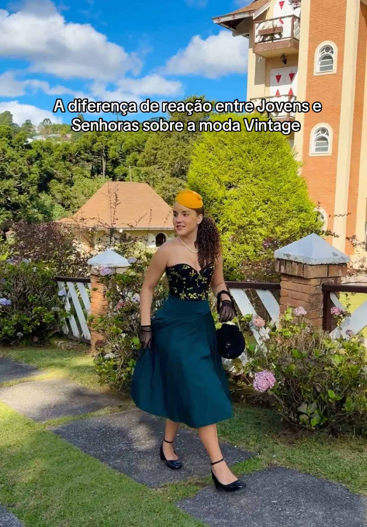 Olhando esse vídeo vcs são mais Jovens ou mais Senhoras?? Hahah❤️ . #vintagefashion #vintage #vintagestyle #corset #cintura #cinturafina #cinturinha #reaction #reacao #reactionvideo 