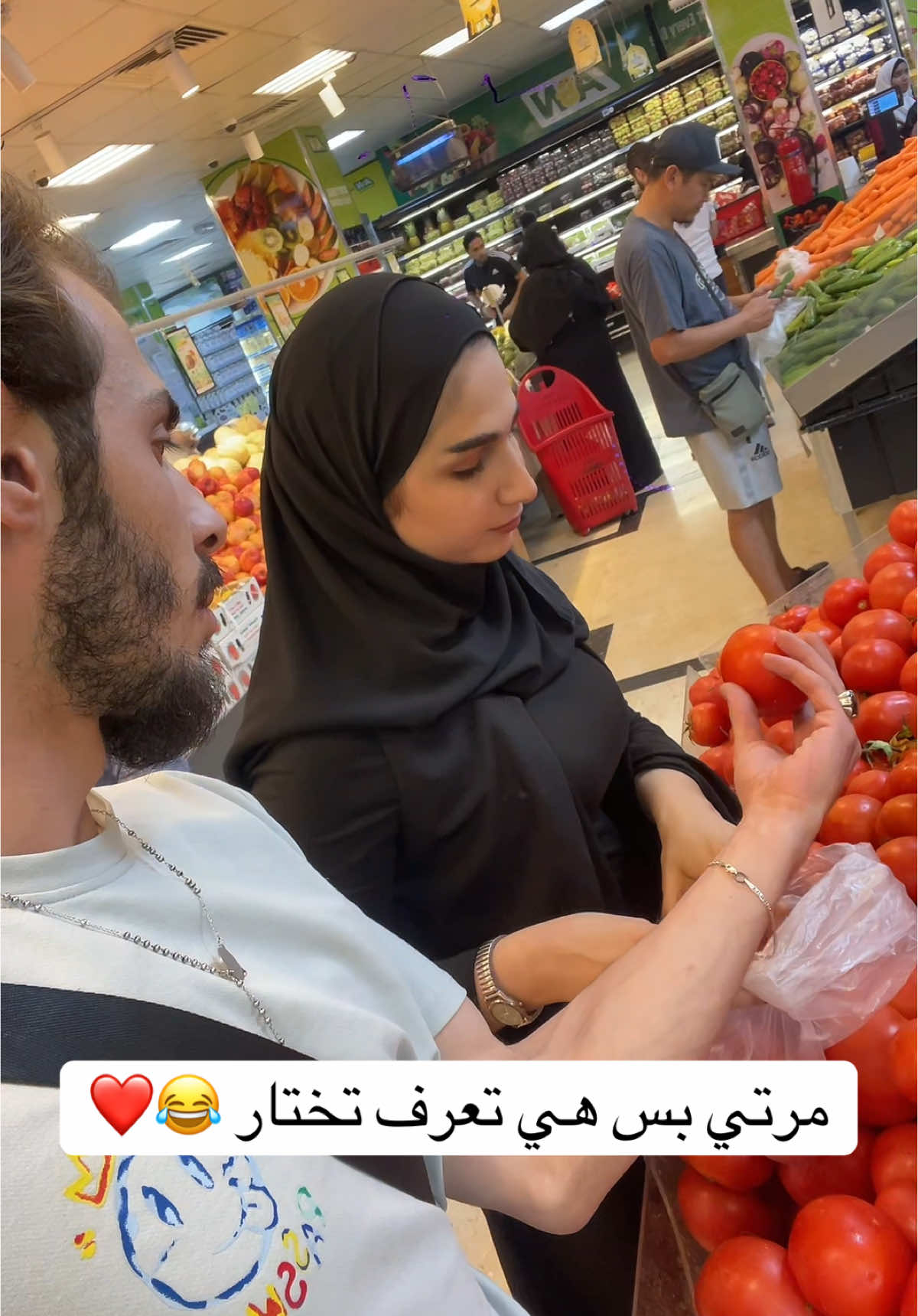 مرتي بس هي الي تعرف تختار 😂😐 . #مضحك #الشعب_الصيني_ماله_حل😂😂 #تريندات_تيك_توك #اكسبلور #مشاهير_تيك_توك #foryou #dubai #explore #fyp 