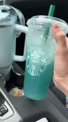 Unfortunately I am addicted to the summer berry lemonade #summerberryrefresher #starbucks #fyp #foryoupage #trending 