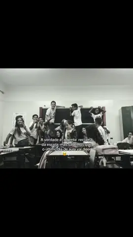 Já é maio🥹💗… #escola #memorias #amigos #amominhasala😼💐 #viral #viralizarnotiktok🍎♥ #saudades #6#6o🏻#memoriasquenuncavouesquecer #seflopareuchoro🤡🔪 