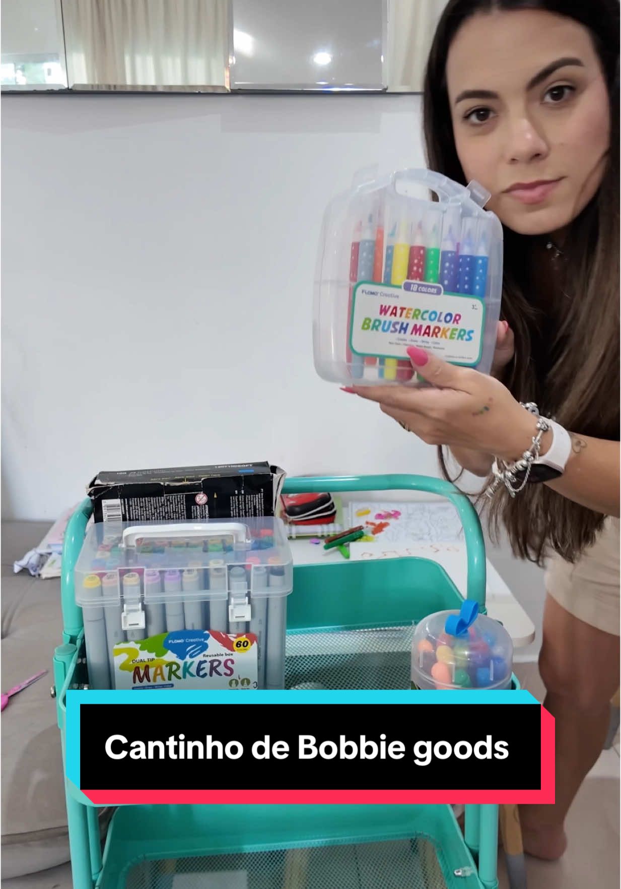 Transformei a bagunça da sala em um cantinho fofo e funcional! Comprei um carrinho pra organizar as canetinhas e livrinhos do Bobbie Goods e agora eles têm um espaço só deles — e eu, paz na sala kkkk #CantinhoKids #BobbieGoods #MãeOrganizada #RotinaComFilhos 