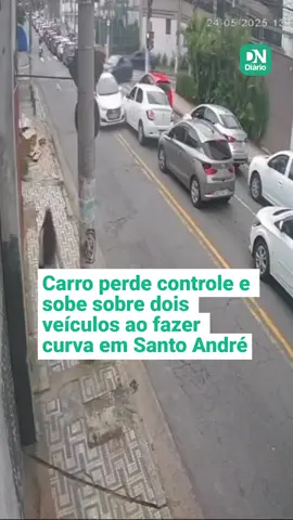 No último sábado (24), um carro subiu sobre dois veículos ao tentar fazer o retorno na Rua Coronel Fernando Prestes, na Vila Santa Tereza, em Santo André, região do Grande ABC paulista. Apesar do susto, ninguém se feriu. (Vídeo: Santo André Depressão)  #acidente #carro #carros #inusitado #santoandré #sp #abcpaulista #viralvideos #notícias #vídeoviral #videoviraltiktok #notíciastiktok #DiáriodoNordeste