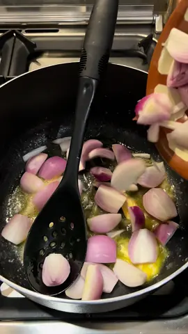 ألذ أيدام هندي بالكريمه ✨ الطريقة: بصل مقطع ونحمره  وطماطم وثوم وفلفل رومي مقطع وبقدونس ونعناع ونحمره شوي  ونحطهم بالخلاط  ونضيف زبدة ونحمر الدجاج  وبهارات مشكله وماجي  وعلبة صلصة الطماطم  ونحط الخلطه اللي بالخلاط  ونسوي الرز والف عافيه عليكم 🤍🤍 #اكسبلور #fyp #foryou #explore #تصويري📸 #طبخات #طبخ #one_pot_recipes #طبخات_سهلة #عشاء_سريع #ايدام #ايدام_دجاج #ايدام_هندي #ايدام_هندي_بالدجاج #ايدام_دجاج_بالكريمه #عشاء_لذيذ 