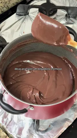 O leite condensado que eu uso é semi desnatado por isso sempre coloco a margarina ❤️ #confeitaria #receita #brigadeiro #fy #foryoupage 
