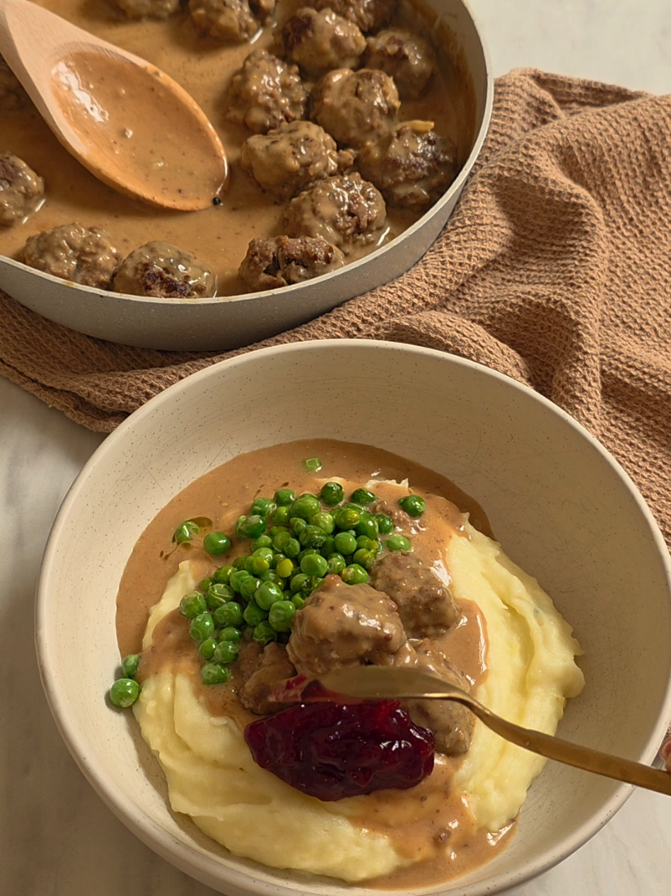 Recept na masové kuličky 😍 Budete potřebovat: 1 cibule 500g mletého hovězího masa 1 vejce 3 lžíce strouhanky 1/2 lžičky granulovaného česneku 1/4 lžičky muškátového oříšku 1/4 lžičky pepře 3/4 lžičky soli Na omáčku 2 lžíce másla 2 lžíce mouky 1 lžička sójovky 1 lžička hořčice 400 ml vývaru 150 ml smetany ke šlehání Podávejte s brusinkami a třeba i hráškem opečeným na másle 😊 Dobrou chuť! ❤️ #recept#masovekulicky#hannetonmonde 