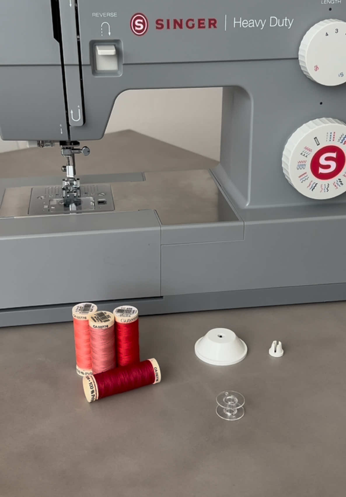 Thread my sewing machine with me!🪡 #sewingasmr #threadsewingmachine #singer4452 #sewingforbeginners #sewingtutorials #basicsewing