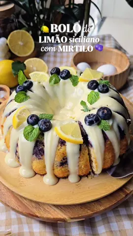 Bolo de limão siciliano com mirtilos 🍋🫐 Ingredientes: • 220 g de açúcar  • raspas de limão  • 4 ovos • 120 g de manteiga (em temperatura ambiente) • 140 ml de leite • 80 ml de suco de limão (usei um limão inteiro) • 240 g de farinha (peneirada) • 1 colher de sopa cheia de fermento  • 120 g de mirtilo  - Em uma tigela, misture o leite com o suco de limão e deixe descansar por uns 7 minutinhos pra talhar. - Em outra tigela, misture as raspas de limão com o açúcar para deixar a massa bem aromática. - Coloque os ovos e bata até ficar um creme claro. - Junta a manteiga e bata mais um pouco. - Depois, vai intercalando o leite talhado e a farinha. Mexendo delicadamente, apenas até incorporar, para não ativar demais o glúten e evitar que a massa fique pesada. - Adicione também o fermento e mexa só  até incorporar.  - Despeje uma parte da massa em uma forma untada, distribua os mirtilos enfarinhados por cima e cubra com o restante da massa. - Leve ao forno pré-aquecido a 180°C por aproximadamente 40 minutos. Faça o teste do palito para garantir. Ingredientes cobertura: • Meia caixa de creme de leite • Meia caixa de leite condensado  • Um limão pequeno  #receita #bolo #bolodelimao #bolodelimaosiciliano #bolodelimaosicilianocommirtilos #bolodemirtilo #bolocaseiro #limao #mirtilo #doce #sobremesa #confeitaria #receitasimples #receitafacil #Recipe #blueberry #fyp #fyyyyyyyyyyyyyyyy 