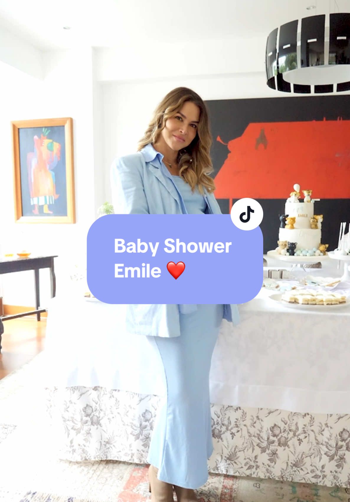 Como les conté, tengo varios babyshowers. He tenido uno de las tías (amigas de mi mami y mi suegra + familia) y en este segundo babyshower quería hacer algo para mis amigos de la vida y los amigos de Elias también, entonces decidimos hacer uno mixto en casa de mi Ma y salió hermoso. La deco y producción la hizo @partystoreperu torta @Dulcefina y las fotos y video @Nelly Rosas ❤️ la verdad es que salió súper lindo todo.  Ayer fue el babyshower con mis amigos actores chiquititos (así les digo yo) y falta el de mis amigas del cole (que son dos eventos, porque estuve en dos coles 😂) Emile ha salido ganado y regaladazo! ❤️ Gracias ti@s los queremos 🤰☺️ #babyshower #embarazo #celebracion #pregnancy #wibi