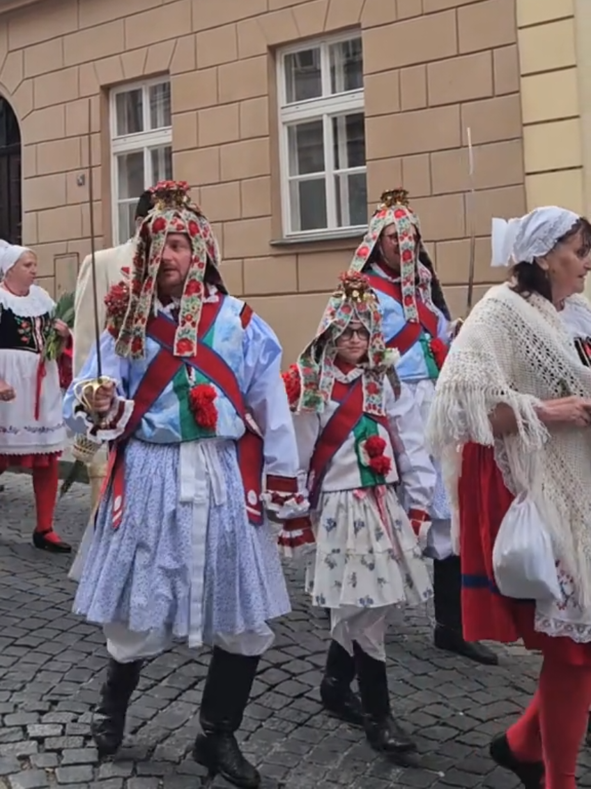 Odcházím z práce a na ulici je spousta lidí! Lidé z Prahy, můžete mi říct co se děje??? prosím #prague #praha #czech #slavic #folklore 