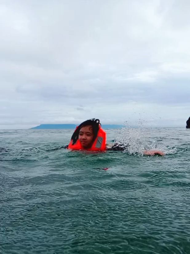 Swimming Life Jacket o Vest sa inyong mga kids. #LifeVest #LifeJacket #WaterSafety #SafetyGear #FloatationDevice #StayAfloat #BoatingLife #KayakGear #JetSkiLife #PaddleBoarding #FishingGear #SwimSafety #WatersportsEquipment