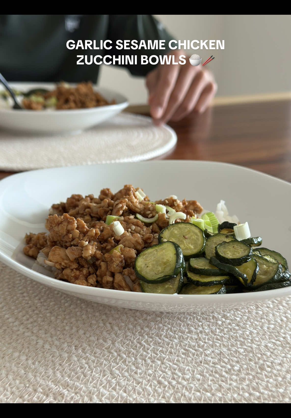GARLIC CHICKEN ZUCCHINI BOWLS 🍚🥢 Les comparto las cantidades: Para la salsa: - 1/3 taza de salsa soya baja en sodio - 2 cucharadas de vinagre de arroz - 2 cucharadas de miel - 1/2 cucharadita de chile en hojuelas - 1 cucharada de aceite de ajonjolí Para el pollo: - 1 libra de pechuga de pollo - 1 cucharadita de aceite de oliva - 3 dientes de ajo - 2 tallos de cebollina picada - 2 cucharadas de pasta de tomate  Para el bowl: - 1 taza de arroz jazmín cocido - 5 mini zucchinis en rodajas - Semillas de ajonjolí Nota: El pollo lo pasé por un procesador para que quede molido! Podés cortarlo en trocitos también.  • • #recetastiktok #recetasfaciles #recetasaaludables #comidaasiatica #recetascaseras #honduras🇭🇳 #rectasfit #loquecomoenundia #fyp 