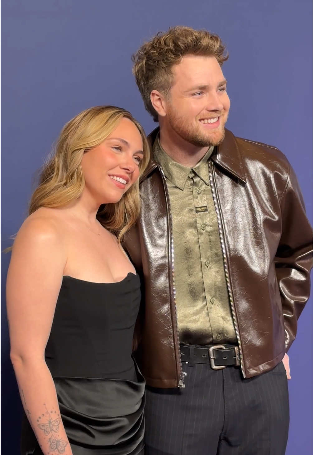 It’s time to cue up “Ordinary,” #AlexWarren and #Kouvr have arrived to the #AMAs! #cbs #redcarpet #ordinary #fashion 