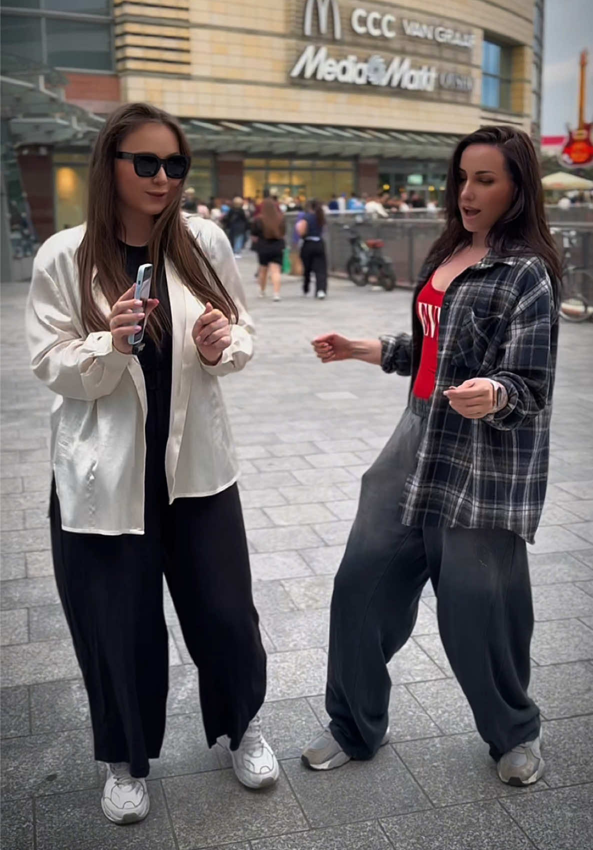 @Ivanka  Dancing at Złote Tarasy 🕺💃 #dance #funny #trending #viral #ZloteTarasy #Warsaw #VolkswagenDoes #TikTokTrend #dancemove #fun