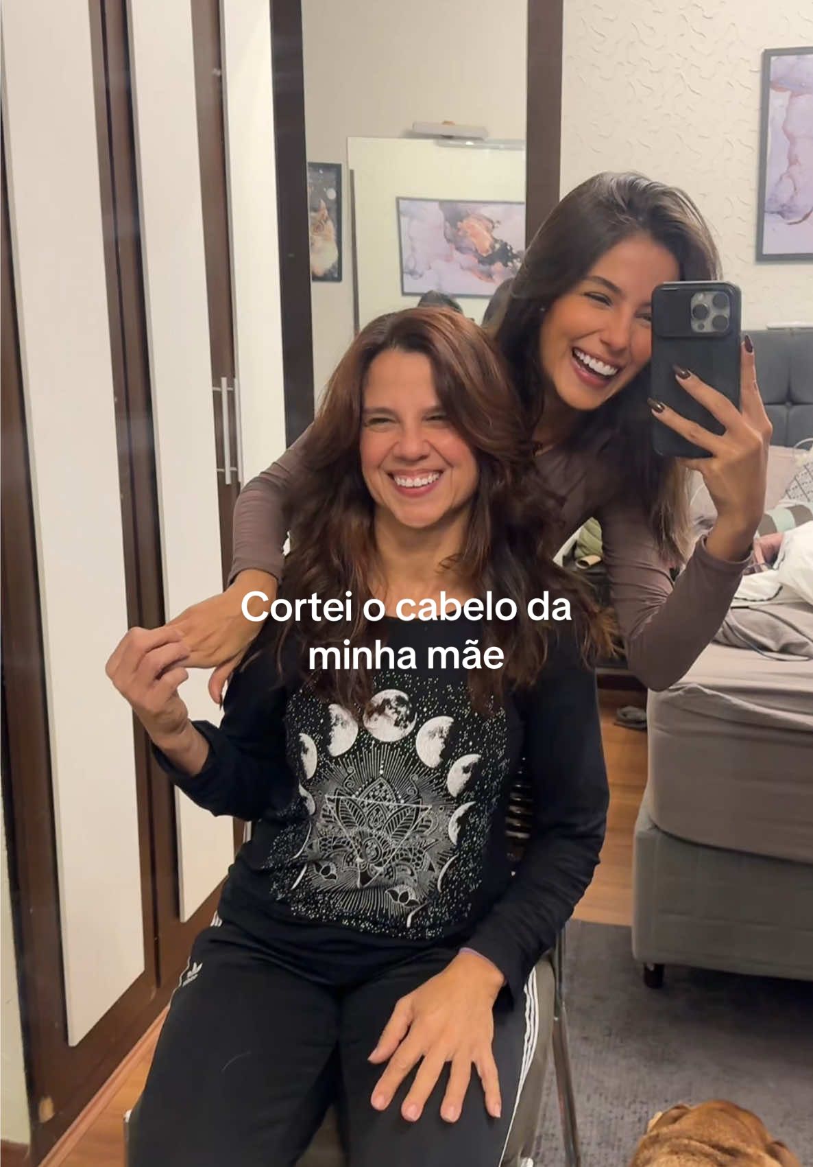 Cortei o cabelo da minha mãe! Cabelo com camadas e franjão, e na cor chocolate 🤎 linda né? Foi improvisidado então não gravou tudo certinho hehe fica pra próx! #hair #cabelo #cortedecabelo 