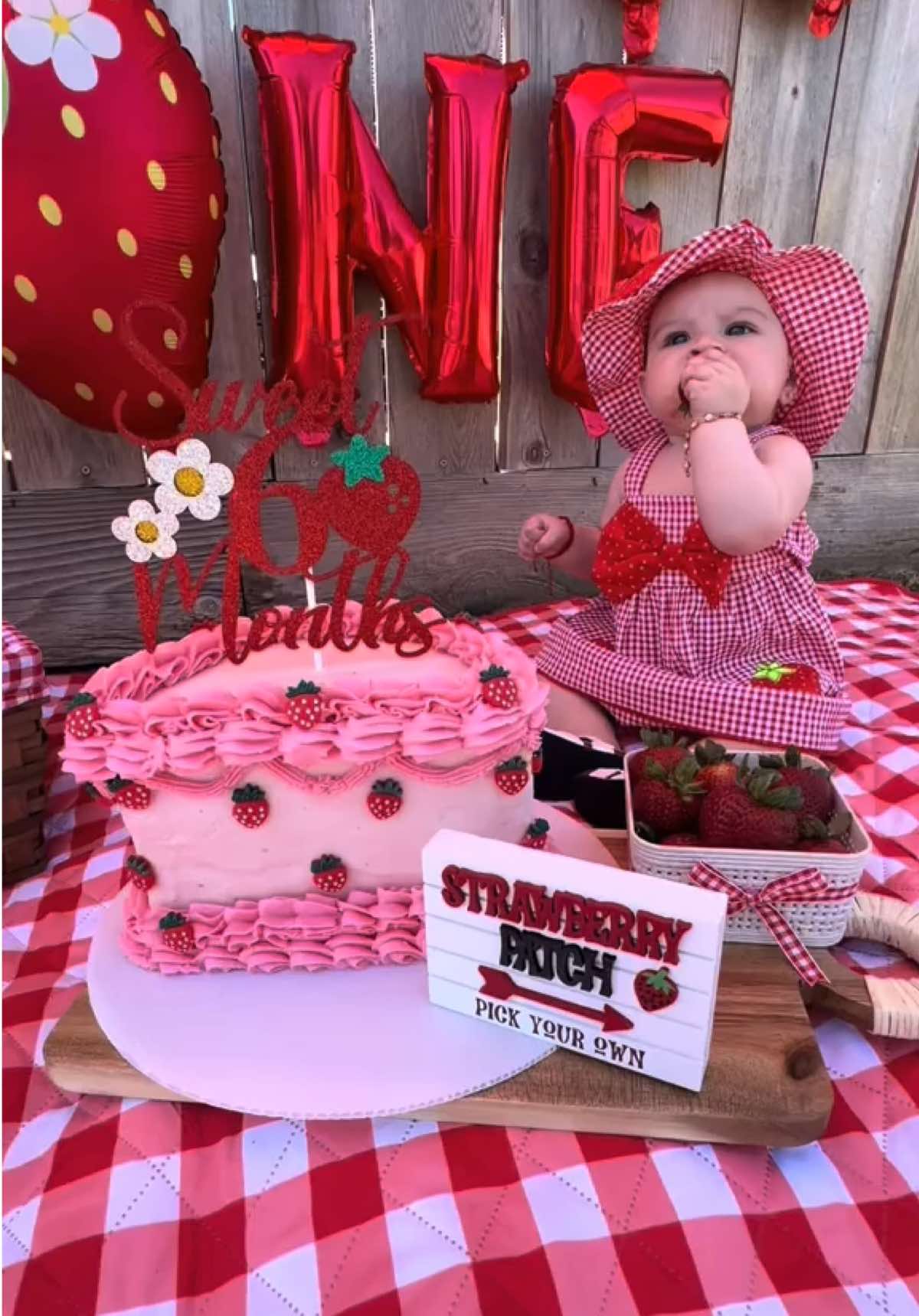 Sweet 6 months🍓🥹💗 #fyp #parati #foryoupage #halfwaytoone  #6monthsold #babygirl #strawberryshortcake 
