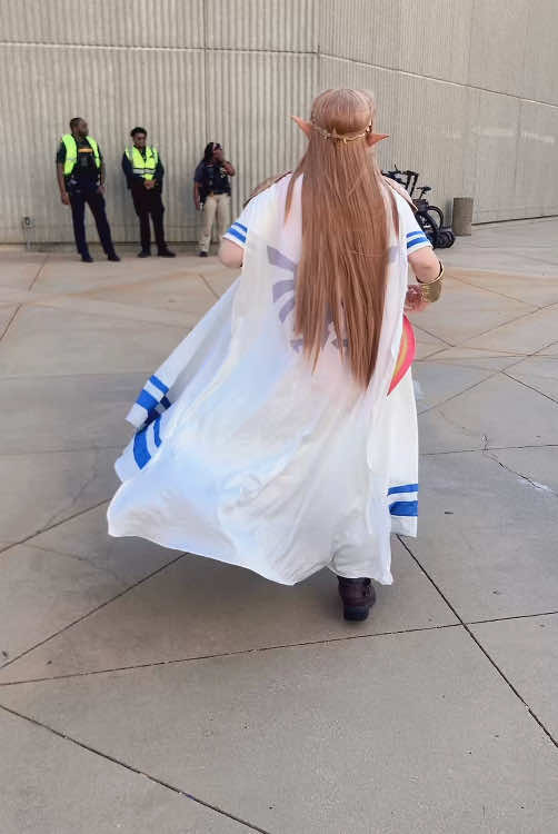 i didn’t really love my zelda and it was way too windy out so this was the only video i got of her 😞 #momocon #momocon2025 #zelda #zeldacosplay #princesszelda #cosplay 