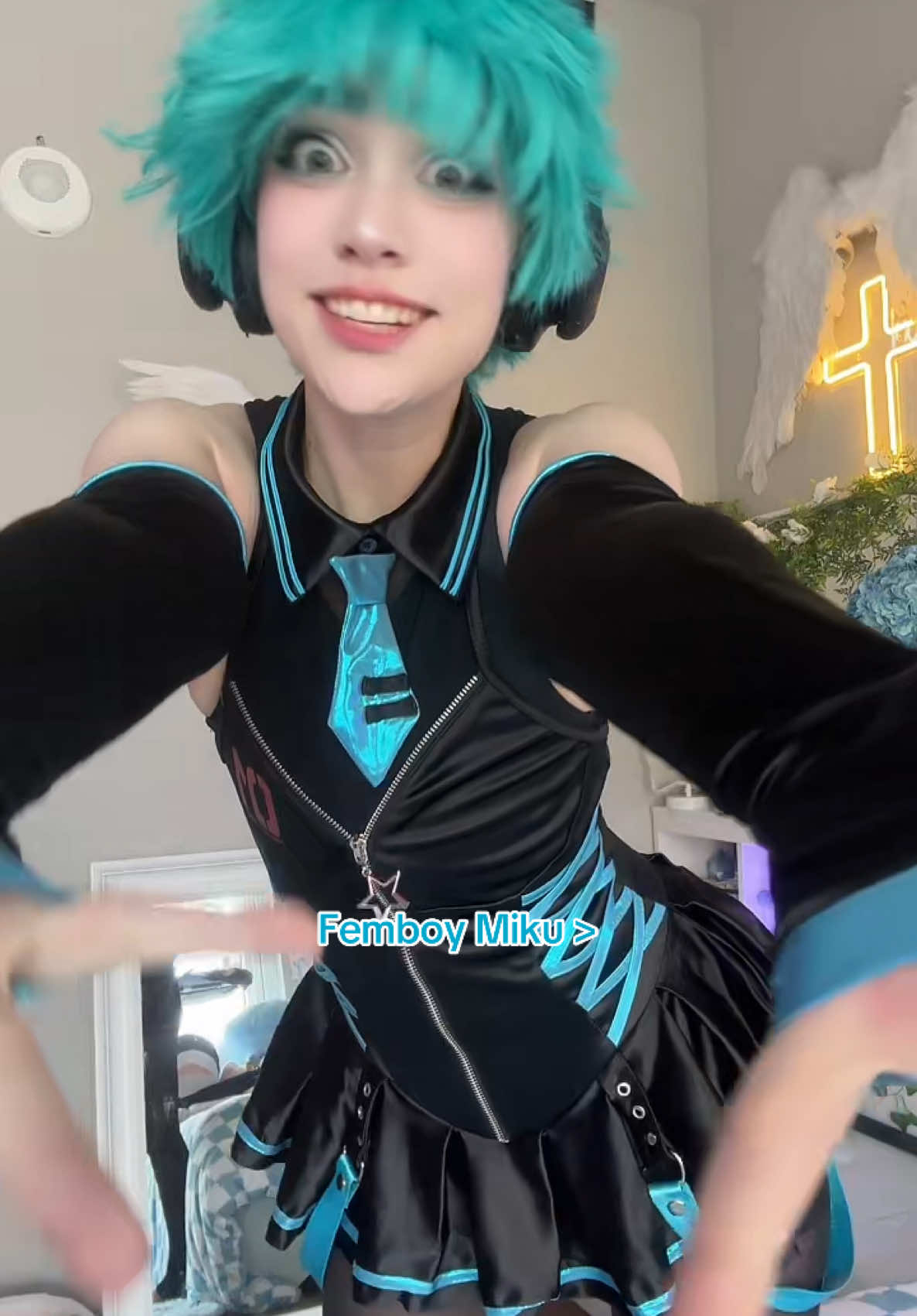 I’m thinking Miku Miku oooeeeooo 🎤🩵 #femboy 