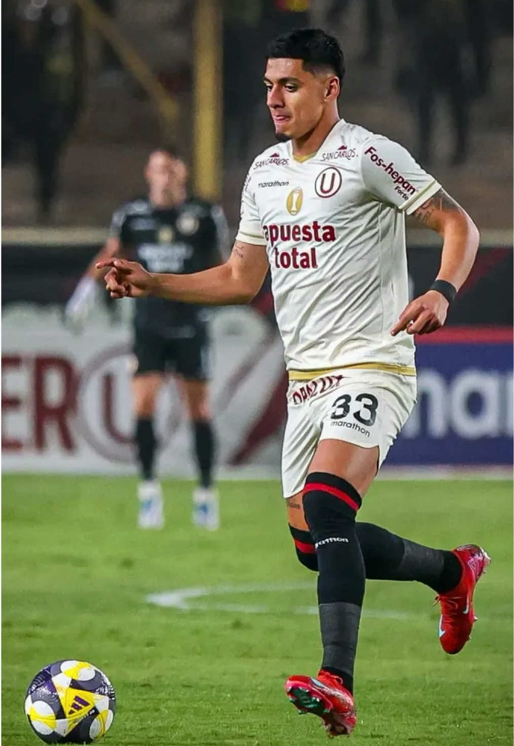¡𝗟𝗔 𝗚𝗥𝗔𝗡 𝗡𝗢𝗩𝗘𝗗𝗔𝗗!🔥 César Inga 🛡️ tuvo un gran desempeño 🔝 en Universitario de Deportes 🟡 y ha sido convocado por primera vez a la selección peruana 🇵🇪 absoluta. 🔜 El defensor espera debutar contra Colombia 🇨🇴 o Ecuador 🇪🇨 por eliminatorias. 🎥 Golperu // ESPN 🎨 @giomar_fut 🤝 Momento Deportivo #cesaringa #universitariodedeportes #ydaleu #garracrema #monumental #centenario  #copalibertadores #lagloriaeterna #seleccionperuana #futbolperuano #fyp #fypシ #viral #parati #xyz 