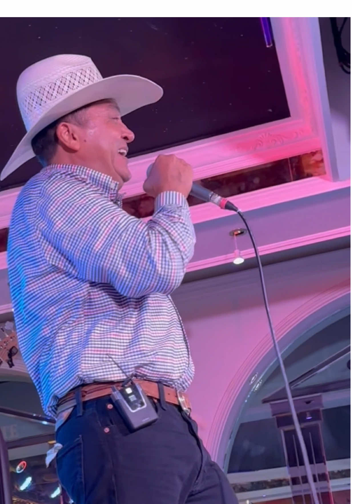 Mujer bonita tan primorosa y febril….. 🎶🎶 Así lo dice el fama Jorge Guerrero con este temazo llamado PÁJARO DE MAR POR TIERRA!!  Acompañando al fama Guerrero en Madrid.  @Prod. El Caballo Del Guerrero @Rolitas_de_Jorge Guerrero 🤎🤠 @Jorge F. Guerrero S.  #jorgeguerrero #jorgeguerrero🇻🇪 #elguerrerodelfolklore #musicallanera #arpacuatroymaracas #viral #viralvenezuela #fyp #llanerasvenezolanas #pajarodemarportierra #guerrerosiguecantando💚🎶 #venezolanosenelmundo #venezolanosenmadrid #llaneras #like #jorgenguerrero 