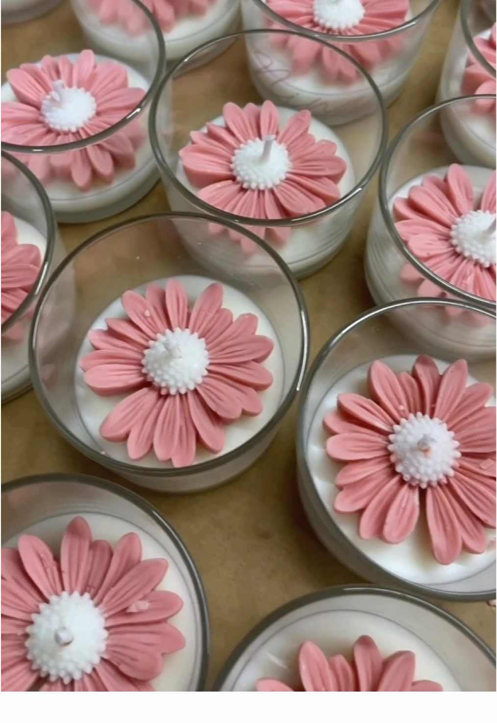 Lembrancinha maternidade  • vela margarida copo 100ml • cor, aroma e Tag personalizada  • caixa acetato e laço #velas #artesanato #handmade #candlemaking #velasaromaticas #candles #velaspersonalizadas #flowers 