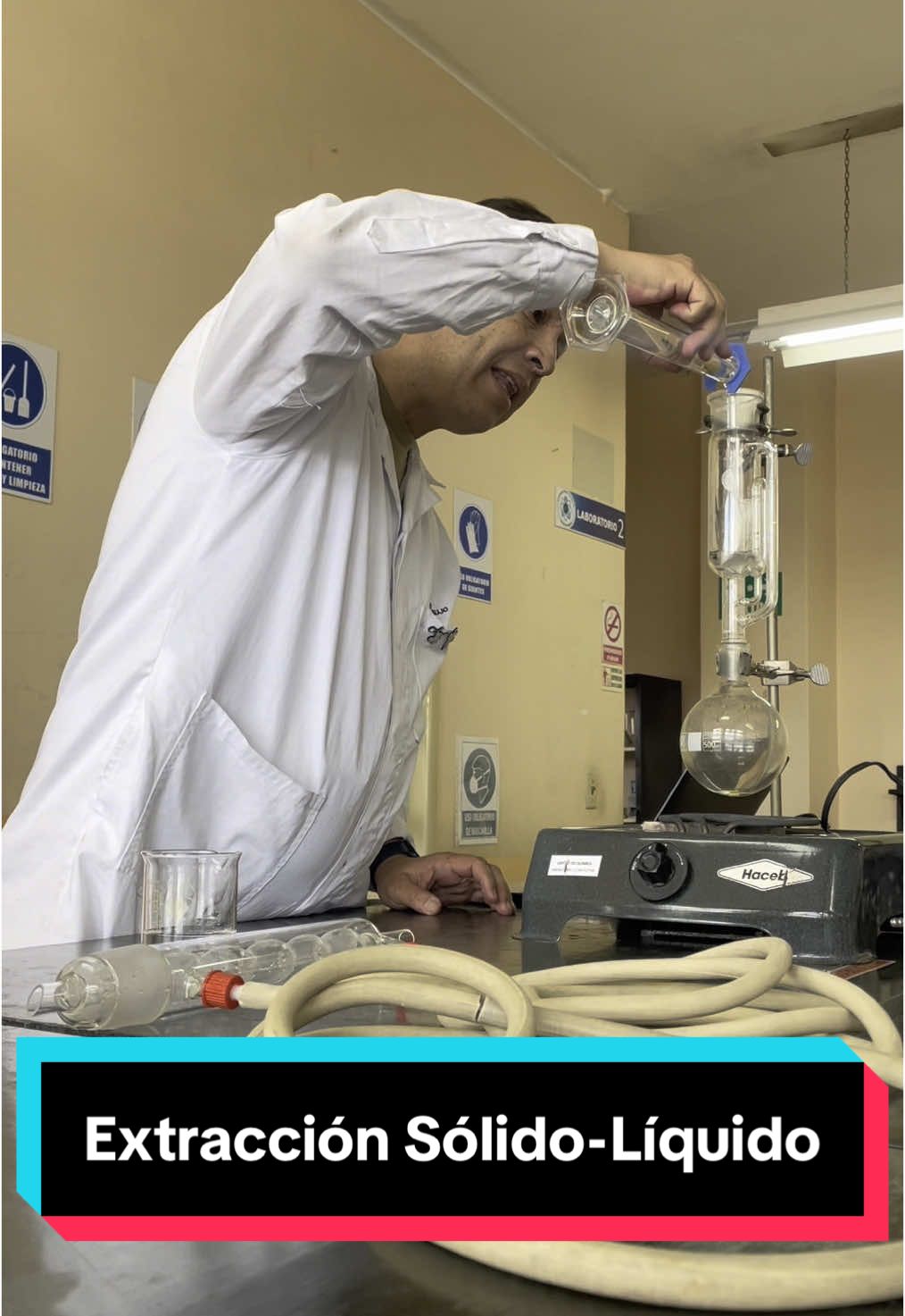 Armando un #Soxhlet para la práctica de #Extracción #SólidoLíquido en el #CAQ @Centro de Química UCE #UCE #UniversidadCentral #Ingenieria #BioProcesos #bioprocessengineering #IngenieriaQuimica #chemicalengineering #SoyCentral 
