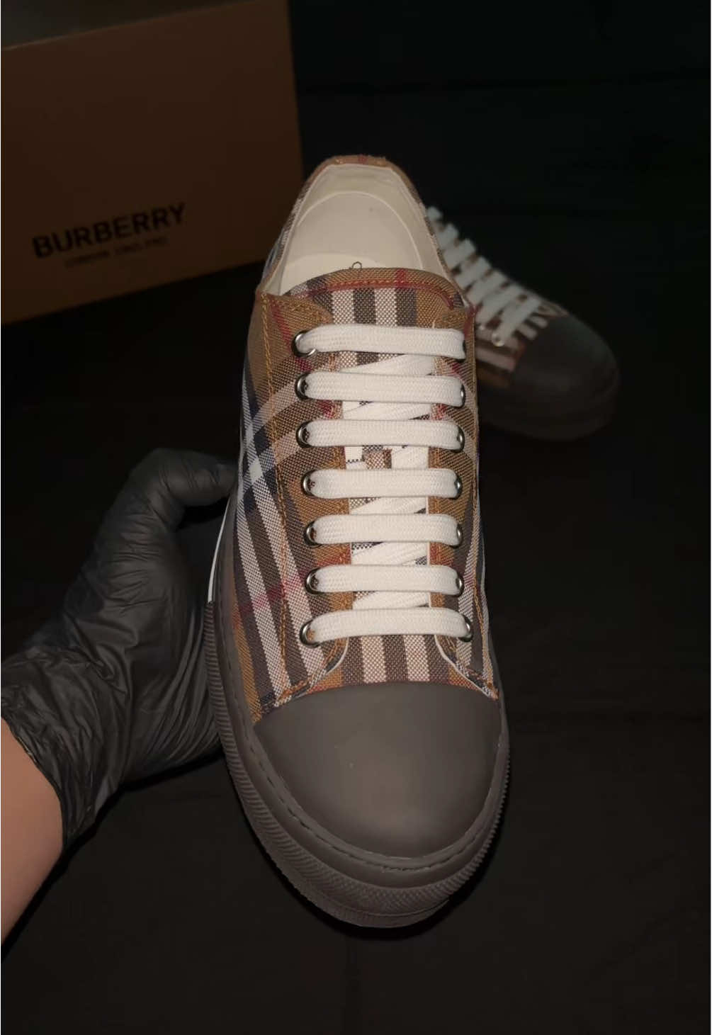 POV: YOUR DREAMS SHOES 🧸😍 #burberry #burberryshoes #designer #designershoes #shoes #luxuryshoes #viral #alucines📿🧿🙈 #belicones😈📿☘️ #shoerecommendations #sneakerhead 