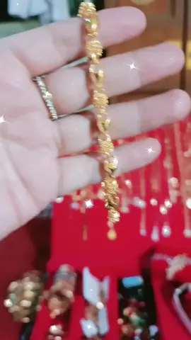 perhiasan bahan titanium berlapis emas anti karat dan tidak mudah luntur bisa dipakai sehari-hari nyaman tanpa menyebabkan alergi di kulit yang mau boleh banget ya silakan dicek di keranjang kuning dapatkan harga spesial  #gelang #gelangtitanium #perhiasan #gelangemas 