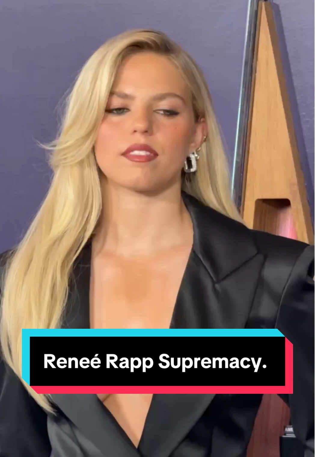 #ReneeRapp supremacy. #AMAs #AmericanMusicAwards #redcarpet @reneé 