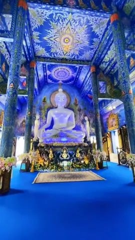 Wat Rong Suea Ten (วัดร่องเสือเต้น) hay còn được gọi là Chùa Xanh nằm ở quận Rimkok của thành phố Chiang Rai, gần quán cà phê Chivit Thamma Da nổi tiếng. Ngôi chùa được cho là đã hoàn thành vào năm 2015 và bắt đầu mở cửa đón khách từ năm 2016. Cái tên “Rong Suea Ten” của ngôi chùa có nghĩa là rãnh của con hổ nhảy múa. Nguồn gốc của cái tên này là do ngày xưa, trong vùng này có nhiều hổ và chúng thường nhảy qua con sông gần đó. A DI ĐÀ PHẬT #phatphapvobien 