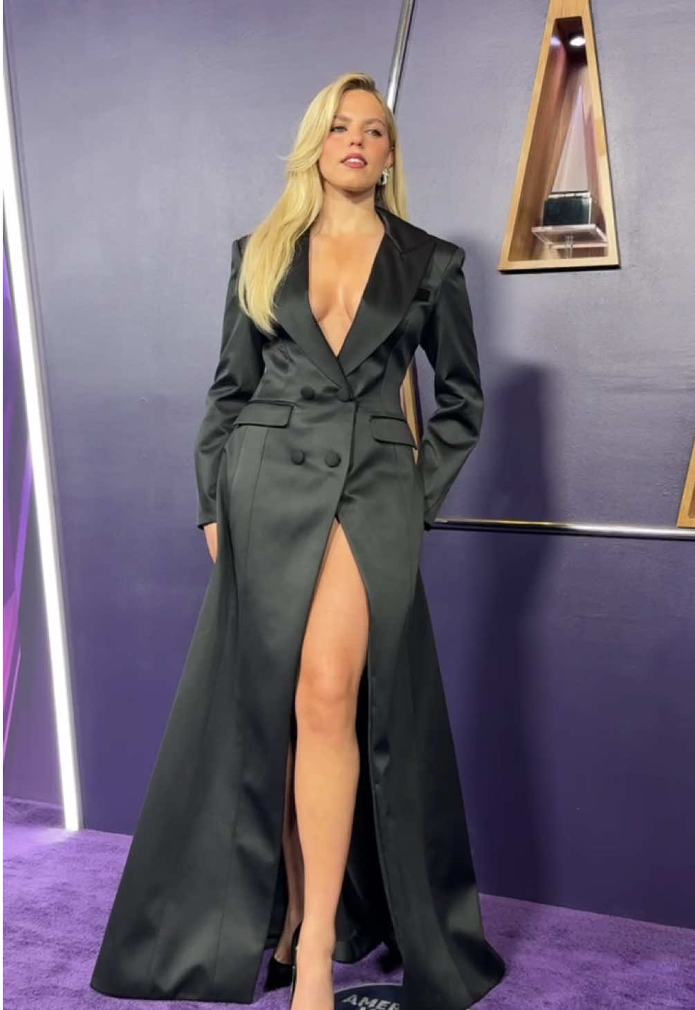 need everyone to leave ME alone while I obsess over @reneé’s #AMAs look 😭 #reneerapp 