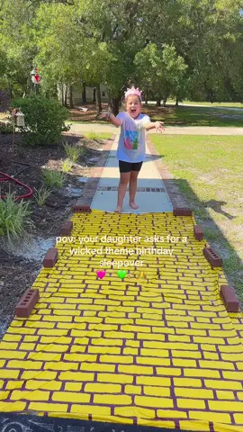 a wicked birthday party 🩷🫧💚🧹👑 @Wicked Movie #wicked #wickedbirthday #birthdaygirl #birthdayparty #birthdaytheme #diyparty #wickedmovie #partytheme #party #partygirl 