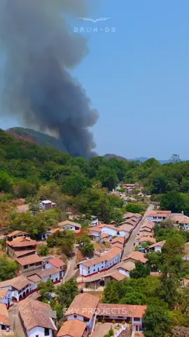 Así comenzó el incendio forestal que afectó a San Sebastián del Oeste, Jalisco el día de ayer. Las llamas avanzaron rápidamente, consumiendo parte del bosque mientras una densa columna de humo se alzaba sobre la sierra. Un recordatorio de lo vulnerable que es nuestra naturaleza y la importancia de protegerla #incendio #sansebastián #sansebastiandeloeste #jalisco #proteccióncivil #bomberos #emergencia #incendioforestal #drone #dji 