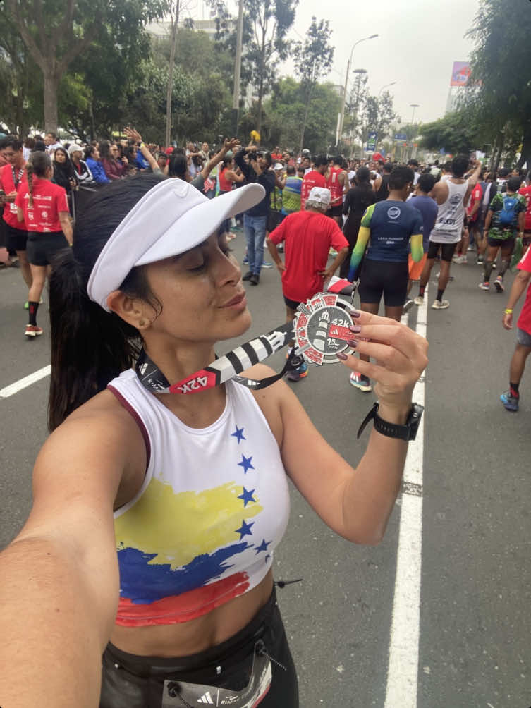 Mi primera maratón! La sufrí pero que delicia cruzar esa meta 🙌🏽🫡🤩  #runnergirl #sportygirl #runninglima #runningperu #run #hotrunners #comunidadrunning #sumandokm  #Running #runningmotivation #runners #runnersperu #runrunrun #pasionrunner #instarun #maraton 