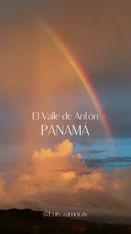 Un atardecer increíble y un amanecer sobre las nubes. El Valle de Antón y sus regalos ❤️‍🔥 #montañasdePanamá #elvalledeantón #WildPanama #panama #Panamá #HikingAdventures #aventurasenpanama 