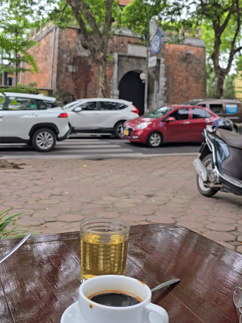 Một điểm nhâm nhi cà phê chill nhất nhì Hà Nội. Được ngắm, thưởng thức khung cảnh, không khí, văn hóa và cả con người Hà Nội.  #Hoàng Thành #Phan Đình Phùng #Phố nắng xiên 