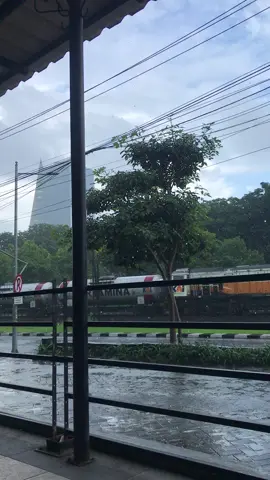 #surabaya kalo hujan syahdu banget yee,kasih kata kata nya dong bree #hujan#vibes #fyp 
