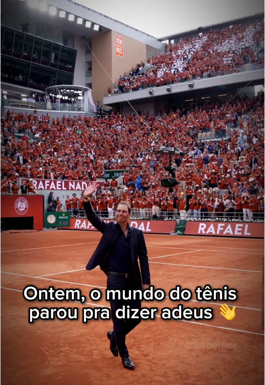 Adeus, Rafa 👋 Obrigado por tudo! As cenas são da cerimônia de despedida do domingo, 25 de maio de 2025, em Roland Garros 🇫🇷🎾 Nadal foi campeão 14 vezes na capital francesa. No saibro que o consagrou, eternizou sua pegada literalmente 👣 Descanse, @Rafael Nadal 👊 O #tênis só tem a agradecer o seu exemplo… #Nadal #RolandGarros