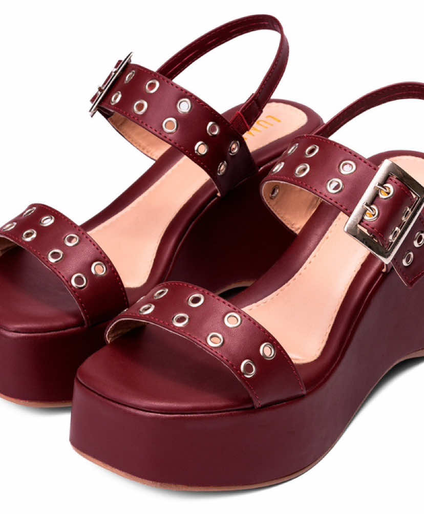 🌟 Conforto e Estilo em Cada Passo! 🌟 Dê uma olhada na Sandália Feminina Lumiss Anabela Plataforma! Com design moderno, fivela charmosa e detalhes em ilhós, ela é a combinação perfeita de elegância e praticidade. Ideal para quem quer arrasar no visual sem abrir mão do conforto durante o dia todo. Seja para um passeio, um evento ou o dia a dia, essa sandália vai te acompanhar com muito estilo! 👡✨ Garanta já a sua e eleve seu look a outro nível! 💖 #SandáliaLumiss #EstiloConfortável #AnabelaPlataforma #ModaFeminina #LookDoDia  Link no Instagram 