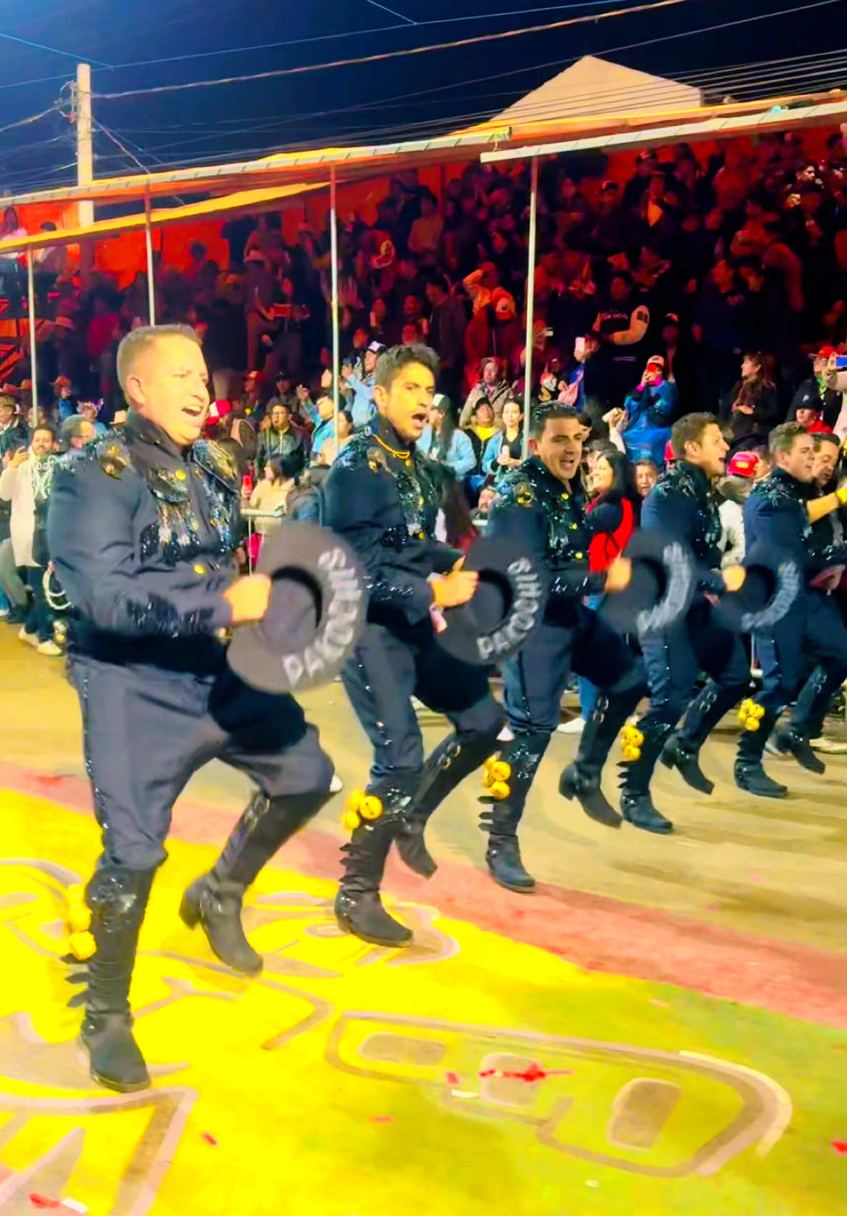 ¡Alistando cascabeles para bailar al ritmo de la banda, listos para volver con todo, esta vez de locales “Gran Poder 2025” 🔥🇧🇴 #caporales #carnaval #carnaval2025 #carnavaloruro #carnavalorurobolivia🇧🇴🇧🇴🇧🇴 #fyp #bolivia #viralvideos #vira #fypシ゚ #foryoupage @Pimientas ENAF-LaPaz (Oficial) 