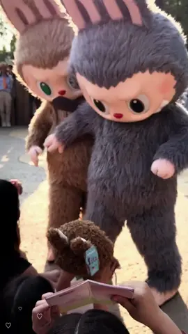 The cute and fun Labubu at the Pop Mart Theme Park#labubu #popmart #feeling #cute #funny #labubuthemonsters #labubuunboxing #Love 