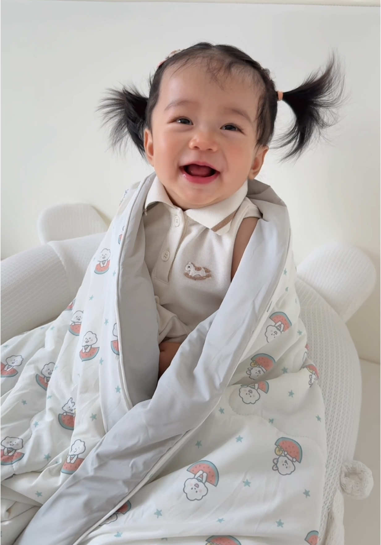 ผ้าห่มสำหรับเด็กที่ขี้ร้อน เป็นผ้าห่ม cooling ของ Sofflin x Fluffy คอลเลกชัน Seaside Bliss ☁️🍉 ห่มแล้วเย็นจริง เนื้อผ้านุ่ม ลื่น ไม่ระคายผิวด้วยค่า ลายน่ารักสดใสแบบริมทะเล น้องเอวี่ชอบมากกก แล้วคอลนี้ยังมีผ้าอ้อม เช็ดปาก ผ้าห่อตัวด้วยน้าเลิฟสุดๆ  📌 พิกัด @sofflin  #ผ้าห่มเด็ก #ของใช้เด็ก #ผ้าห่มเย็น #sofflin