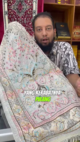 10 pcs Sajadah Kepang Tambang Chenil Traveling Ukuran MIDI 50 x 100  Pembelian memang per 10 pcs Utk warna dan motif coba tanyakan lgsg ke sellernya Pakai benang2 emas Sajadah impor Bisa dilipat sampai kecil jadi ga makan tempat #satukontentiaphari #guncang66spesialgajian #wibgajian #beliditiktok #cuantanpabatas #sajadah #sajadahtravel #sajadahtravelling #oleholehhaji #oleholehumroh #paketusaha 