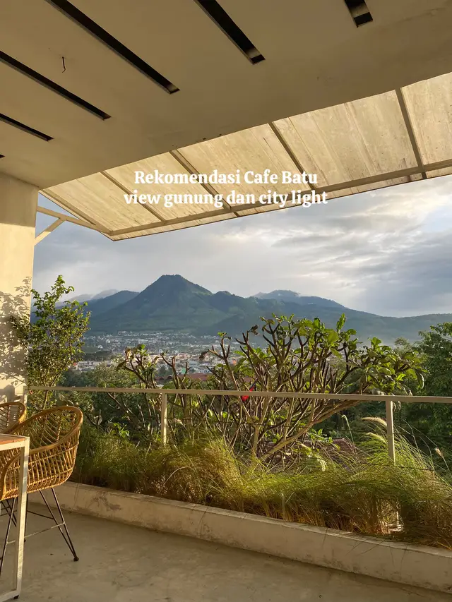 Salah satu Cafe Batu view gunung dan city light #fypage #explorebatu #batumalang #cafe #cafebatu #rekomendasi 