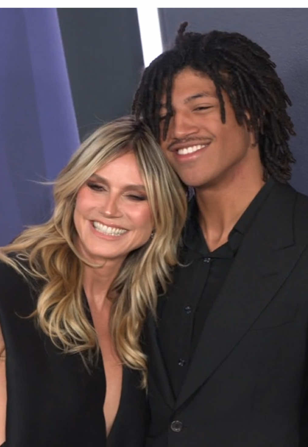 The AMAs are a family affair! 🥰 Heidi Klum and her son Henry Samuel won the cutest mother-son duo at the 2025 American Music Awards.  #HeidiKlum #HenrySamuel #AMAs #RedCarpet #AmericanMusicAwards 