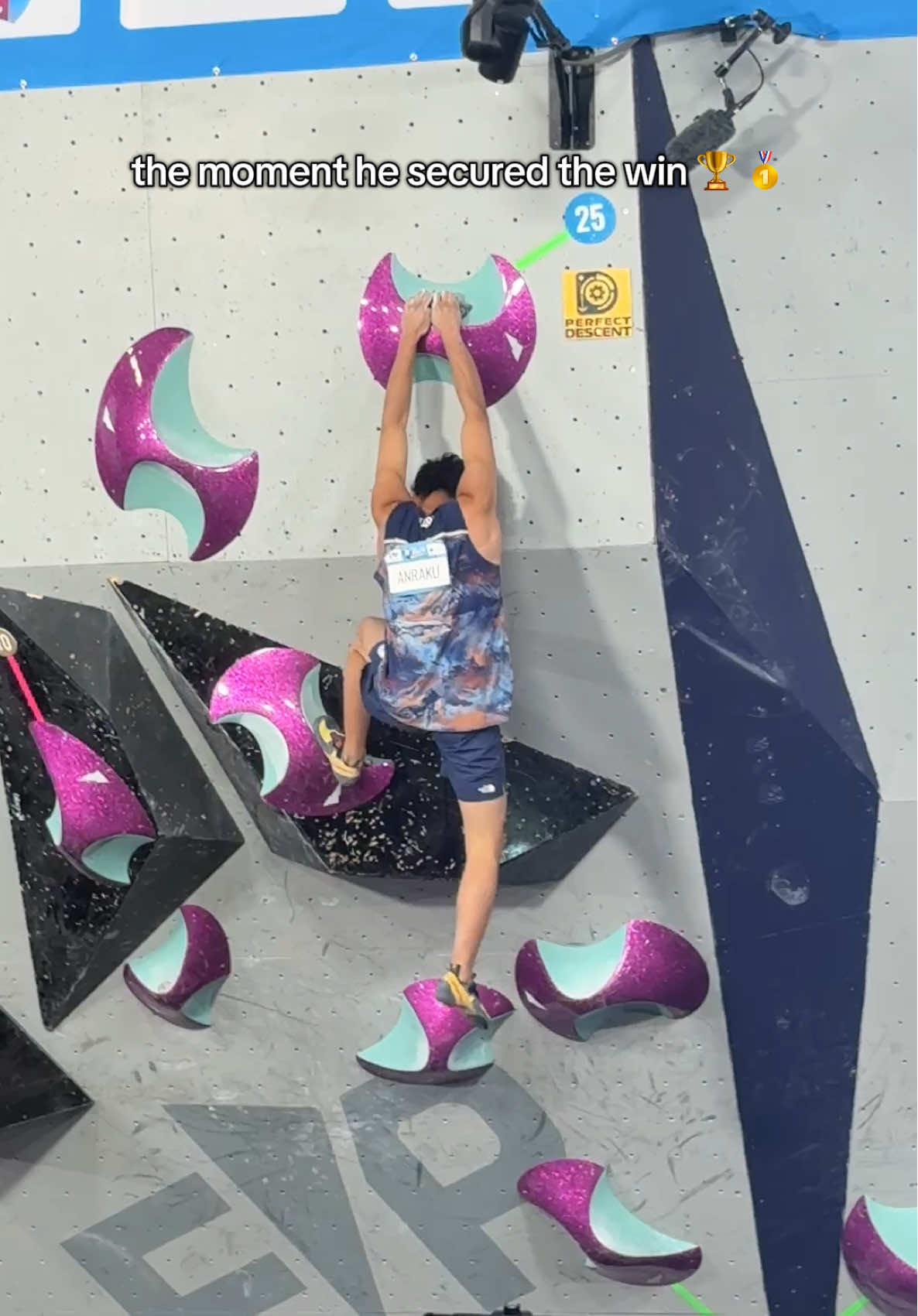 I STILL don’t know how Sorato Anraku hung on when he cut feet!!! This was yesterday at the Salt Lake City Bouldering World Cup #saltlakecity #bouldering 