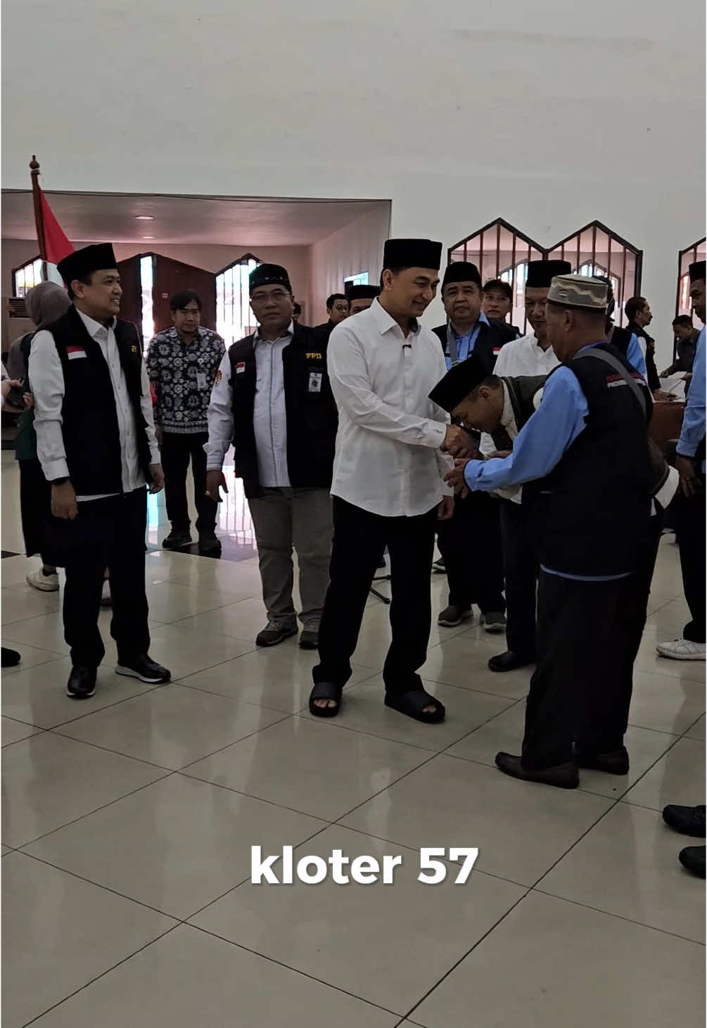 Alhamdulillah, pagi ini saya berkesempatan melepas keberangkatan jemaah haji Kloter 57 JKG ke Asrama Haji Pondok Gede. Jemaah yang berasal dari Pandeglang, Kota Tangerang, dan Tangsel ini membawa semangat dan harapan besar untuk menunaikan ibadah haji dengan khusyuk. Saya titip pesan kepada seluruh jemaah: jaga kesehatan, jaga kekompakan, dan jaga niat tulus dalam beribadah. InsyaAllah, dengan kesungguhan hati dan niat yang lurus, Allah akan menyempurnakan ibadah ini dan menganugerahkan kemabruran bagi seluruh jemaah. Selamat jalan para dhuyufurrahman. Doa kami dari Banten menyertai setiap langkah menuju Tanah Suci. Aamiin yaa Rabbal ‘Alamiin.